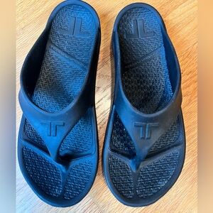 Telic Energy Flip Flop Sandals Black Size Small Women’s Size Small Worn Once